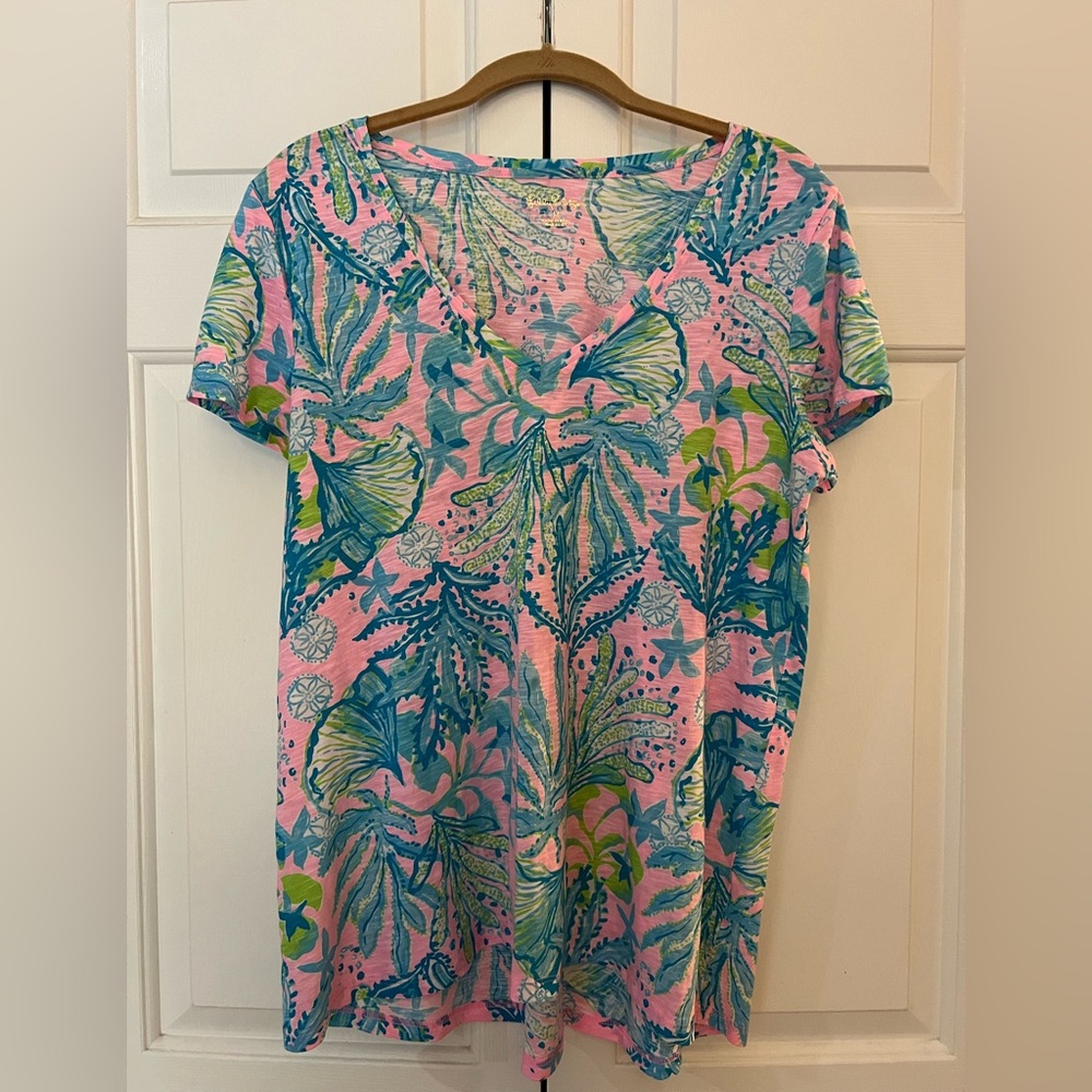 Lilly Pulitzer Pink Tropical V-Neck Tee with Blue & Green Sea Print EUC Size M